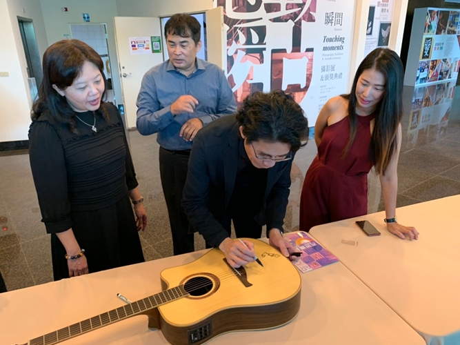 蔡世鴻老師、王朝弘老師與邱懷萱老師為吉他簽名