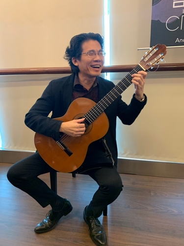 蔡世鴻老師彈奏吉他