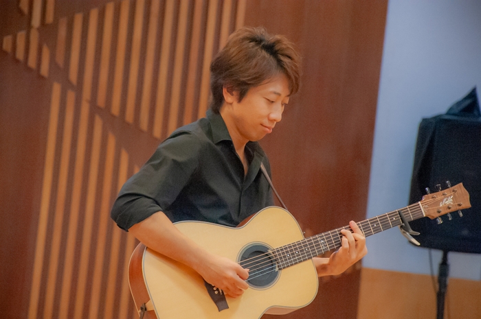 西山隆行老師演奏吉他