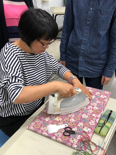 賴孟君老師用熨斗將學員作品燙平