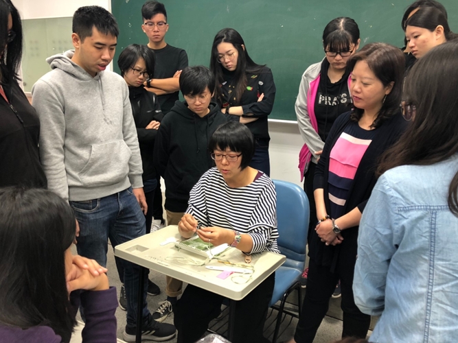 賴孟君老師示範如何換線