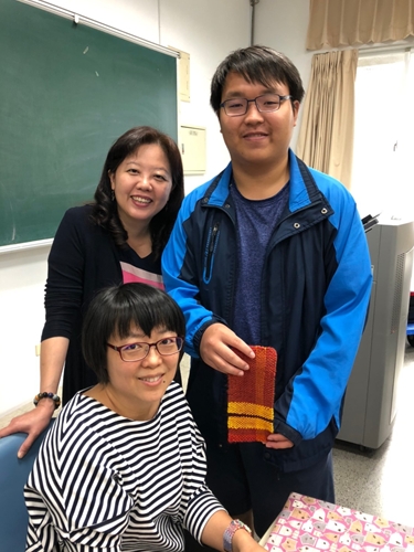 賴孟君老師和主任與學員及學員作品合照