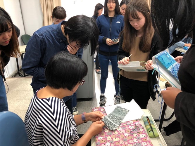 賴孟君老師修飾學員們的作品