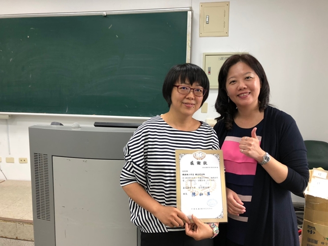 賴孟君老師與陳如萍主任合照