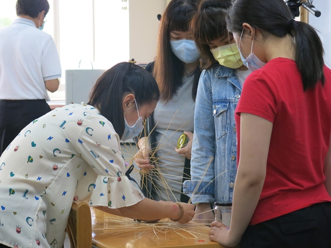 1.蔡惠婷老師指導學員實作