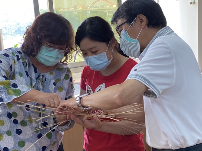 2.陳鴻助老師與蕭雁如老師指導學員實作