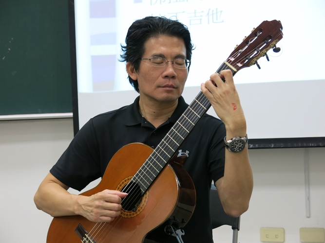 4.蔡世鴻老師現場演奏古典吉他