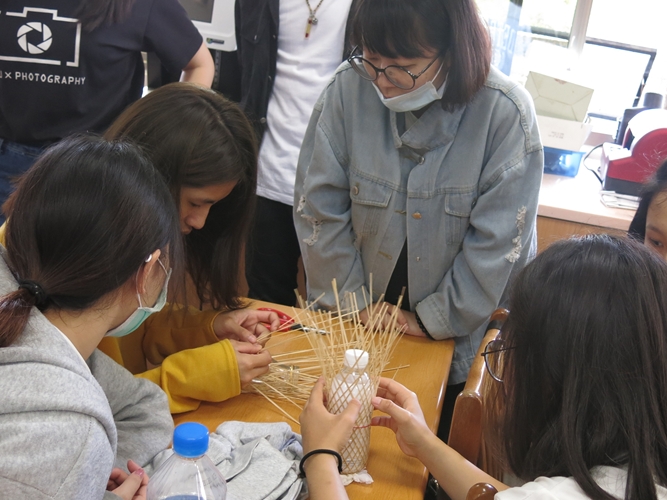 4.學員互相學習竹藝編織技法